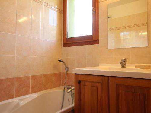 une salle de bain avec un lavabo et une baignoire dans l'établissement Charmant T3 avec balcon ensoleillé et parking à Serre Chevalier - FR-1-330E-115, à Saint-Chaffrey