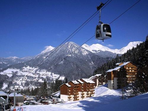 une remontée mécanique au-dessus d'une montagne enneigée dans l'établissement Grand duplex 44m² 5 pers avec parking au centre de la station - FR-1-573-26, à Saint-Jean-dʼAulps