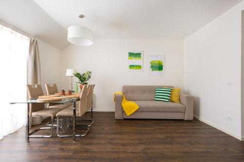 - un salon avec un canapé et une table dans l'établissement Erkel Rooftop Suites, à Budapest