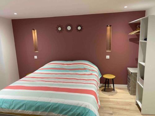 une chambre avec un lit et deux horloges au mur dans l'établissement Le Puy en Velay: Charme et confort centre ville, au Puy-en-Velay