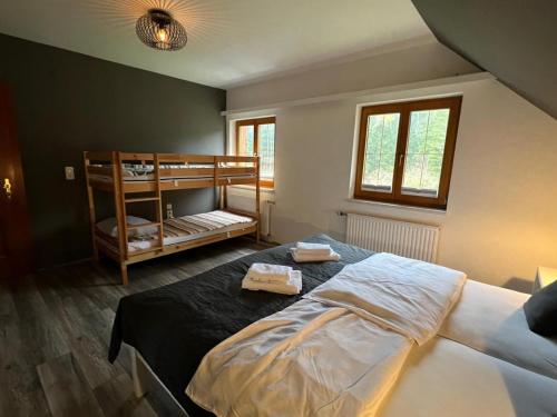 タウプリッツにあるHaus Tauplitzのベッドルーム1室(二段ベッド1組、タオル2枚付)