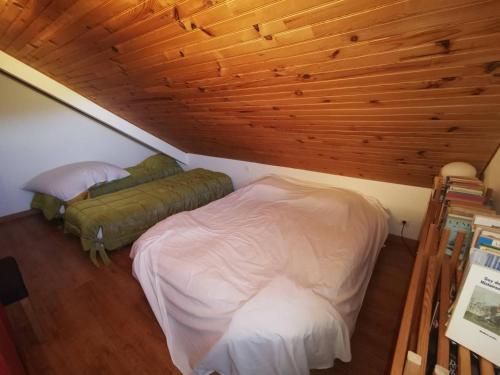 Кровать или кровати в номере Chalet Saint-Michel-de-Chaillol, 4 pièces, 8 personnes - FR-1-393-151