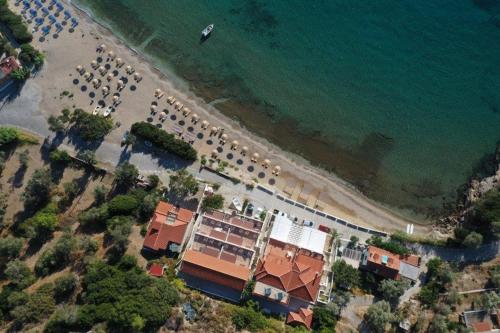 una vista aérea de una playa con un grupo de sombrillas en Nereides Seaside Apartments, en Marathokampos