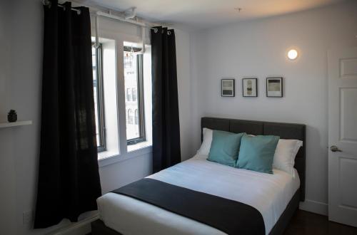 Cameo Hotel and Suitesにあるベッド