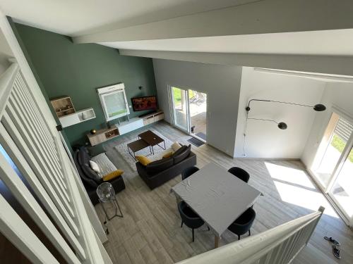 une vue aérienne d'un salon avec une table et des chaises dans l'établissement Très belle villa avec piscine dans la Drôme, à Romans-sur-Isère