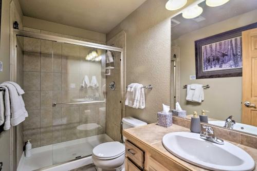 La salle de bains est pourvue d'un lavabo, d'une douche et de toilettes. dans l'établissement Cabin Hot Tub with Mtn Views, 23 Miles to Breck!, à Fairplay