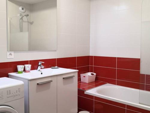維拉爾－德朗的住宿－Appartement Villard-de-Lans, 3 pièces, 5 personnes - FR-1-548-3，红色和白色的浴室设有水槽和浴缸。