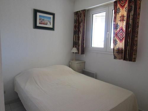 เตียงในห้องที่ Appartement Cavalaire-sur-Mer, 2 pièces, 4 personnes - FR-1-100-233