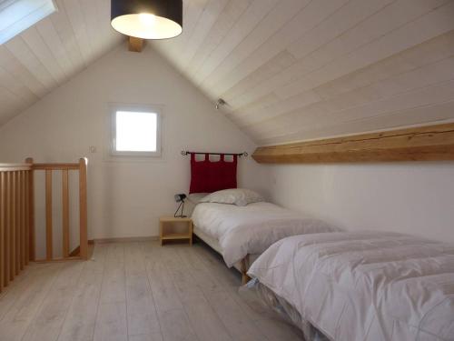 a attic bedroom with two beds and a window at Maison Villard-de-Lans, 4 pièces, 8 personnes - FR-1-548-5 in Villard-de-Lans