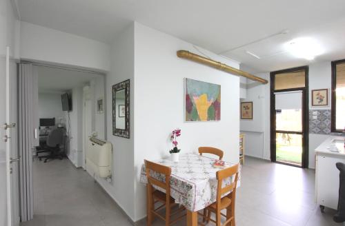 a kitchen and dining room with a table and chairs at Like Home Gedera in Gedera