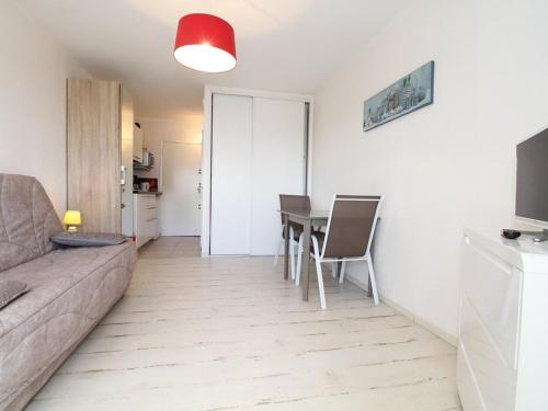 un salon avec un canapé et une table dans l'établissement Studio 2 places avec climatisation et wifi à Balaruc-les-Bains - FR-1-553-111, à Balaruc-les-Bains