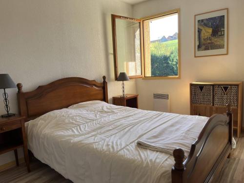 Postel nebo postele na pokoji v ubytování Appartement Pratique avec Balcon et Garage Privatif à Villard-de-Lans - FR-1-548-10