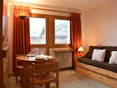 un salon avec une table et un canapé dans l'établissement Studio cosy à Meribel, aux pieds des pistes, proche des commerces et restaurants, pour 2 personnes - FR-1-180-542, à Les Allues