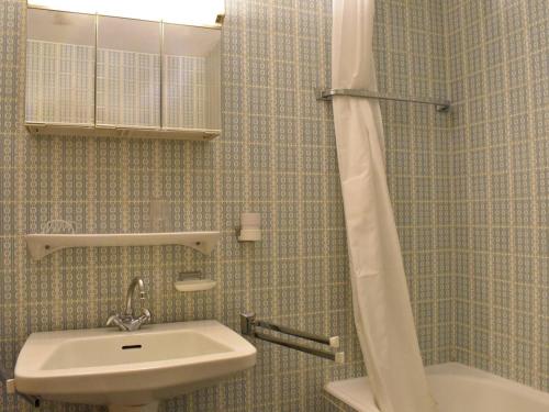une salle de bain avec un lavabo et une douche dans l'établissement Studio cosy à Meribel, aux pieds des pistes, proche des commerces et restaurants, pour 2 personnes - FR-1-180-542, à Les Allues