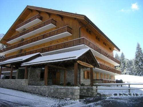 un bâtiment avec de la neige sur le sol devant lui dans l'établissement Studio cosy à Meribel, aux pieds des pistes, proche des commerces et restaurants, pour 2 personnes - FR-1-180-542, à Les Allues