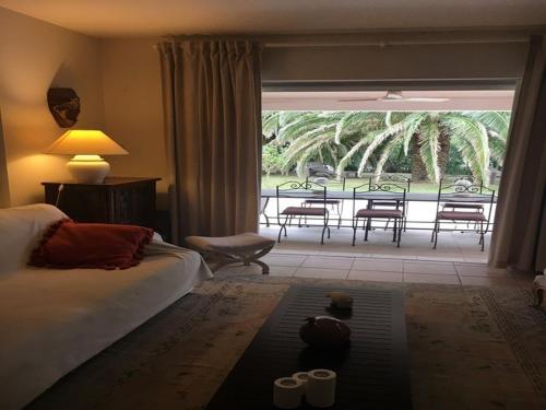 - une chambre avec un lit et une vue sur une terrasse dans l'établissement Villa Équipée avec Jardin à 50m de la Plage et Commerces - FR-1-100-238, à Cavalaire-sur-Mer