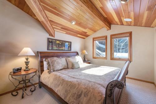 een slaapkamer met een bed en een houten plafond bij Double Eagle 3 Bedroom by Lespri Property Management in Park City