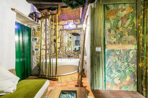 Pokój z kolorowymi ścianami i łazienką z wanną. w obiekcie Opera Suites - Il sentiero della felicità w mieście Calcata