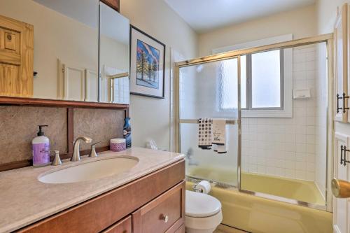 łazienka z umywalką, prysznicem i toaletą w obiekcie Condo on Fraser River Less Than 4 Mi to Winter Park Resort w mieście Winter Park