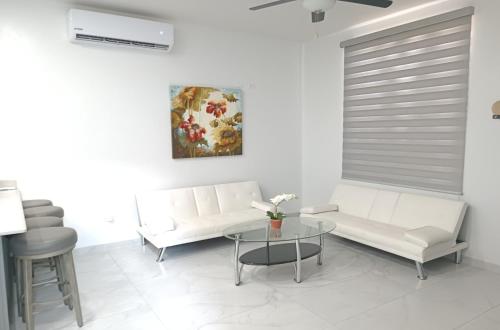 Χώρος καθιστικού στο Town Condo Casamar 2 by Kivoya