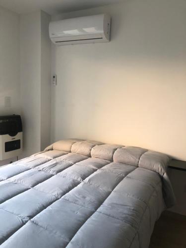 Tempat tidur dalam kamar di Estudio moderno