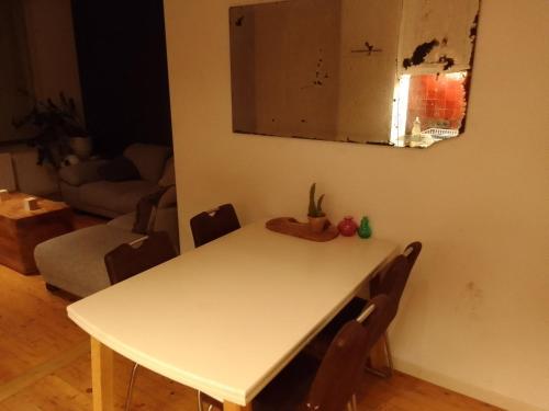 uma mesa branca e cadeiras numa sala de estar em Superbe appartement em Antuérpia