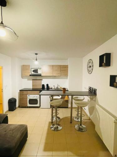 une cuisine avec une table et quelques chaises dans l'établissement Les docks libres sud, à Marseille