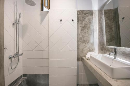 Koupelna v ubytování Agnanti Suites