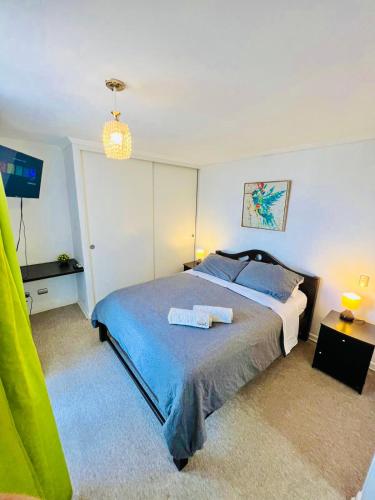 a bedroom with a bed with two towels on it at Apartamentos Alma Socoroma in Arica