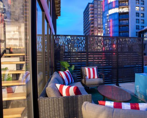 - Balcón con sillas y mesa en el balcón en Cameo Hotel and Suites, en Halifax