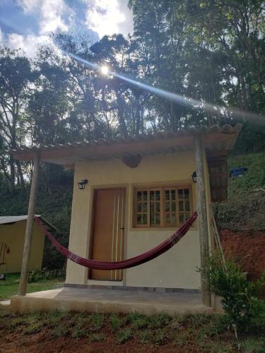 una pequeña casa con una cuerda roja alrededor en Chalézinho da Montanha - Sítio Pasangas, en Santo Antônio do Pinhal