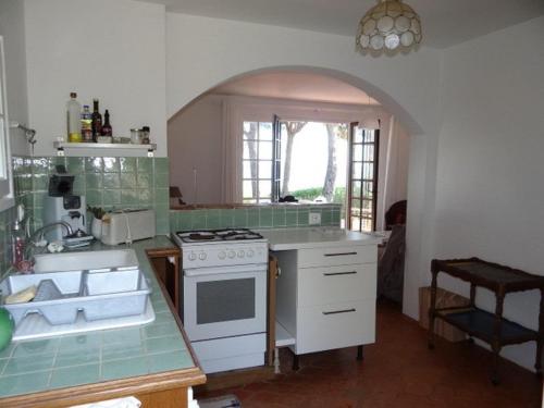 a kitchen with a stove and an archway in it at Villa Cavalaire-sur-Mer, 3 pièces, 6 personnes - FR-1-100-199 in Cavalaire-sur-Mer