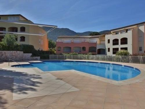 une piscine devant un immeuble dans l'établissement Appartement T3 avec grand jardin privé, climatisation et parking - FR-1-100-205, à Cavalaire-sur-Mer