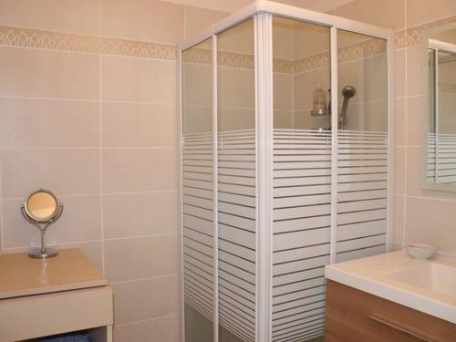 ein Badezimmer mit Dusche und Waschbecken in der Unterkunft Appartement climatisé avec 2 chambres, terrasse et garage à Cavalaire-sur-Mer - FR-1-100-218 in Cavalaire-sur-Mer