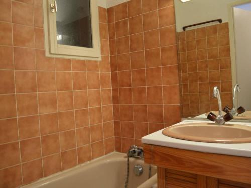 une salle de bain avec un lavabo et une baignoire dans l'établissement Studio cabine avec piscine, tennis et parking à 400m de la plage - 4 couchages, Saint-Aygulf - FR-1-226A-89, à Saint-Aygulf