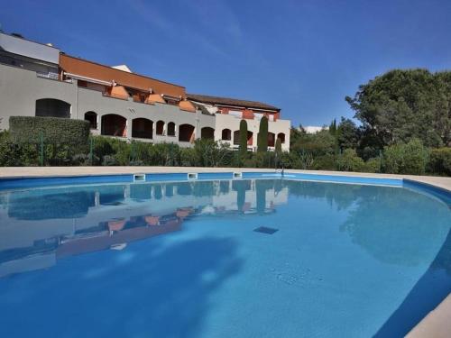 une grande piscine devant un immeuble dans l'établissement Superbe appartement T3 avec terrasse et parking à Cavalaire-sur-Mer - FR-1-100-206, à Cavalaire-sur-Mer
