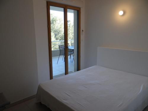 - une chambre avec un lit blanc et un balcon dans l'établissement Superbe Penthouse T3 Climatisé avec Garage à Cavalaire-sur-Mer - FR-1-100-226, à Cavalaire-sur-Mer