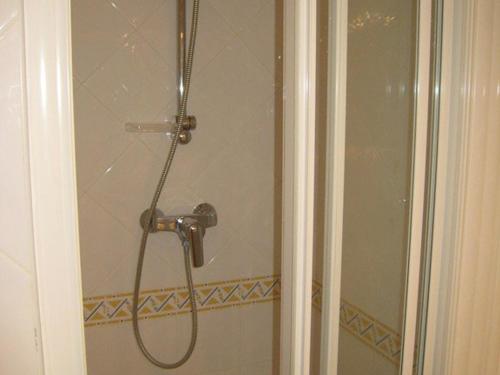 eine Dusche mit Duschkopf im Bad in der Unterkunft Appartement Cavalaire-sur-Mer, 3 pièces, 6 personnes - FR-1-100-212 in Cavalaire-sur-Mer