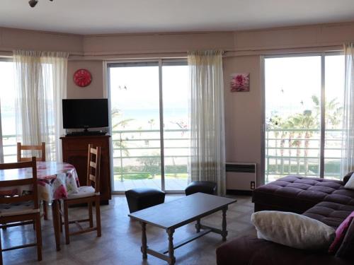 Photo de la galerie de l'établissement Bel Appartement T3 Climatisé avec Balcon et Garage à Cavalaire-sur-Mer - FR-1-100-225, à Cavalaire-sur-Mer
