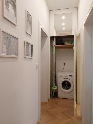 lavadero con lavadora y lavadora en Room & Parking Assistance en Praga