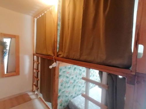 Zimmer mit einem Bett und einem Fenster in der Unterkunft H2A in Aroeira