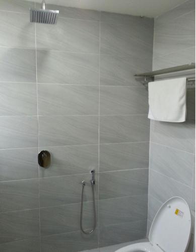 Ένα μπάνιο στο Merlin Hotel Penang
