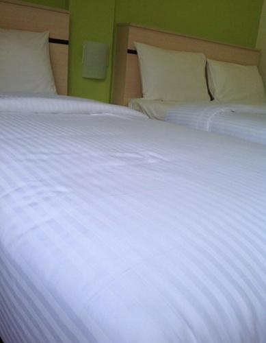 Ένα ή περισσότερα κρεβάτια σε δωμάτιο στο Merlin Hotel Penang