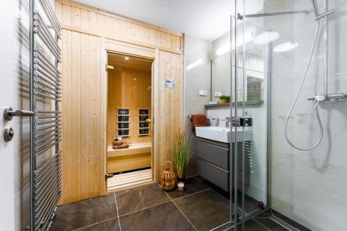 y baño con ducha, lavabo y aseo. en Apartament I313 Molo Lipno with private wellness en Lipno nad Vltavou