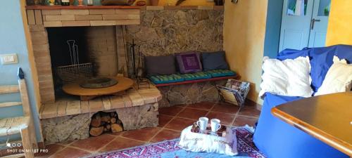 - un salon avec une cheminée et un canapé dans l'établissement Sa ventana asulla, à San Vito