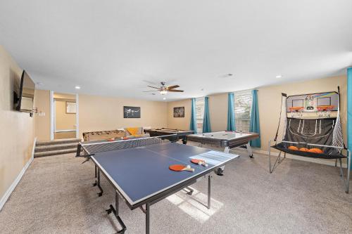 una sala da ping pong con tavolo da ping pong di Nr Med Center, Dt, Midtown Game Room Sleep 16 a Houston