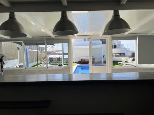 uma cozinha com duas luzes pendentes sobre um balcão em Villa Cristallo en Costa Adeje em Playa de las Americas