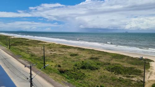 a view of a beach with the ocean at Studio Frente para o Mar - Matinhos in Matinhos