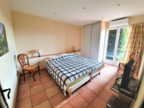 une chambre avec un lit et une fenêtre dans l'établissement Villa climatisée Roquebrune 5 pièces, 8 couchages, piscine privée, proche plage - FR-1-226-429, à Roquebrune-sur Argens