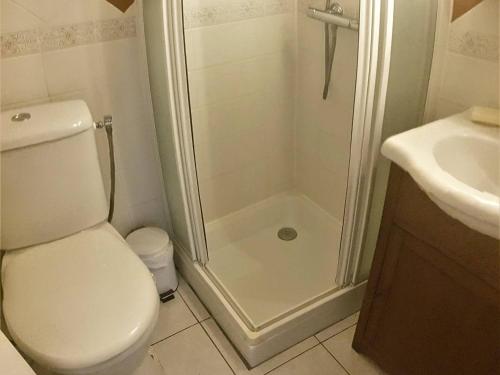 une salle de bain avec une douche, des toilettes et un lavabo dans l'établissement Villa climatisée Roquebrune 5 pièces, 8 couchages, piscine privée, proche plage - FR-1-226-429, à Roquebrune-sur Argens